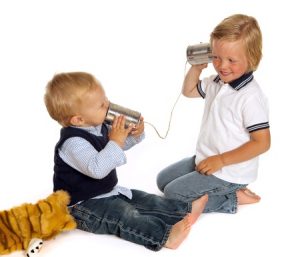 糸電話で遊ぶ子供